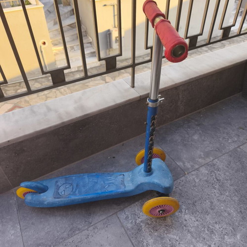 Children's scooter used with three wheels and adjustable handlebar