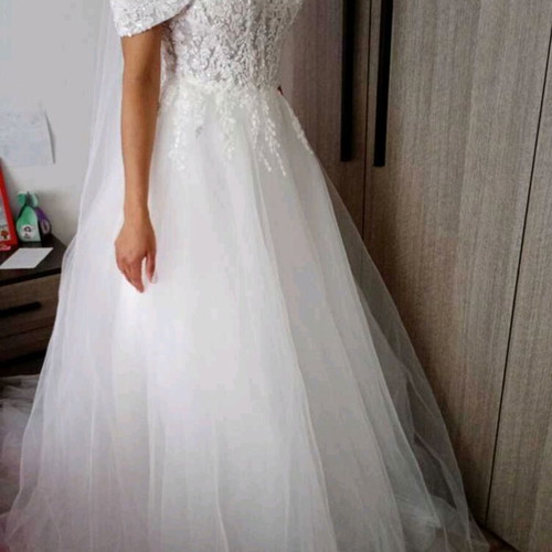 Wedding dress like new, size L, white, worn only for photo