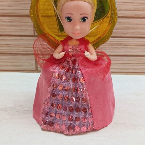 Cupcake doll like new, transforms into cupcake