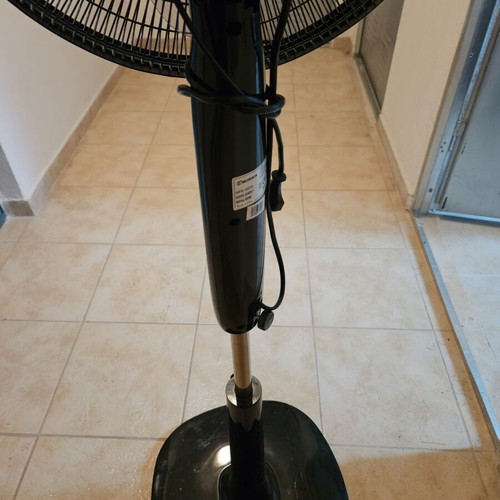 Morris extendable floor fan like new with remote control