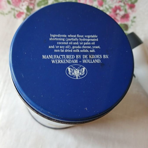 Cheese Biscuits collectible tin used, retro design from Holland 1920