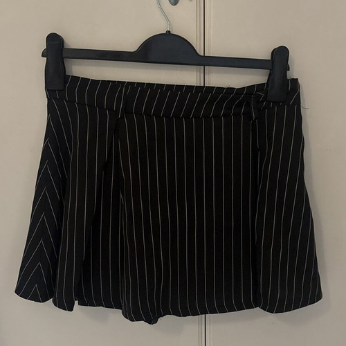 Shein black striped skirt-shorts like new