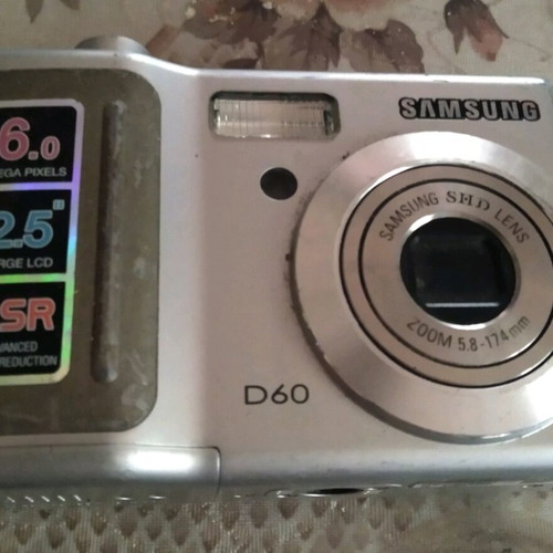 Samsung D60 camera used, takes AA batteries without check