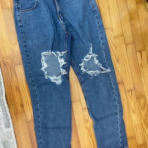 Jeans with rips in excellent condition, size M