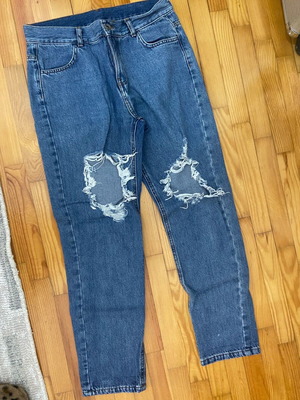 Jeans with rips in excellent condition, size M