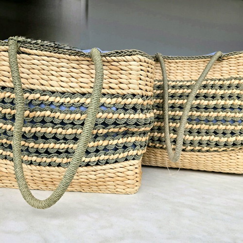 Straw shoulder bags like new, set of 2, beige and green