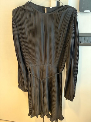 Pleated dress black size large Moodo new