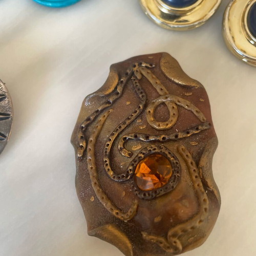 Vintage jewelry set like new, two pairs of clip earrings and two brooches