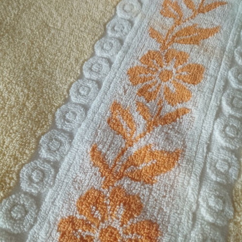 Towel set 3 pieces, like new, cream with floral embroidery