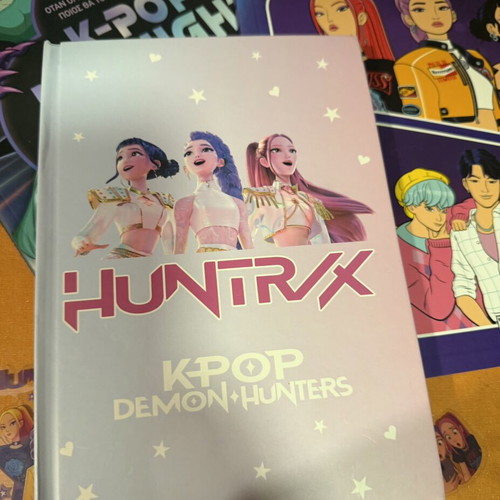 Kpop Demon Huntr/x set with stickers, notebook, cup and matching game
