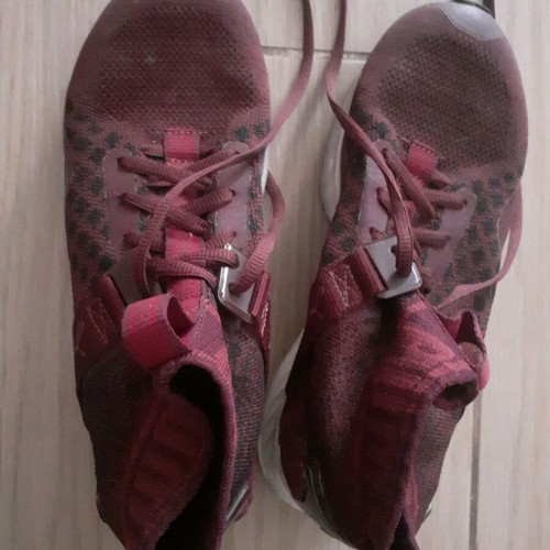Puma athletic shoes like new, burgundy