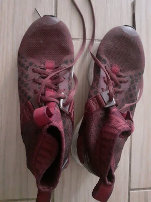 Puma athletic shoes like new, burgundy