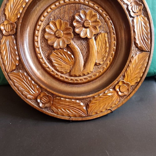 Large Handmade Wood-Carved Wall Plate, mint condition, vintage folk art