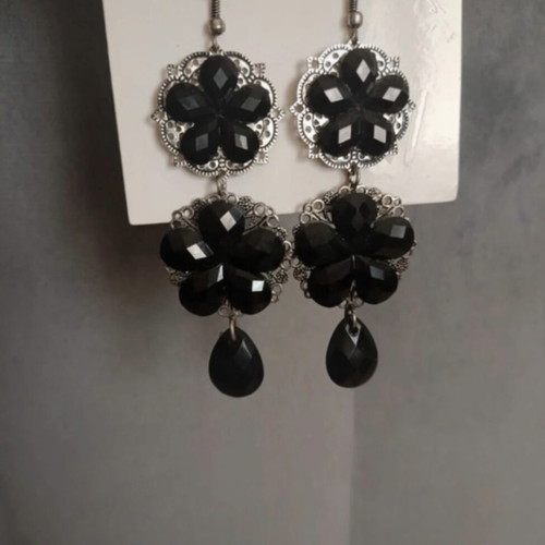 Flower-shaped dangling earrings like new, black and silver