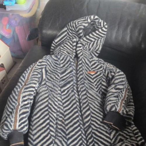 Nono reversible jacket size 110, like new, black and white