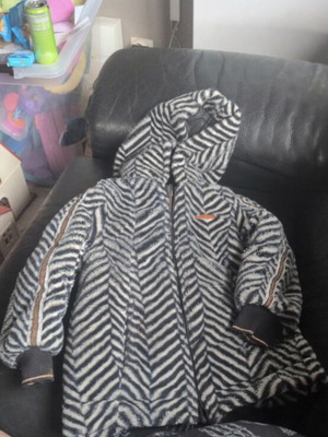 Nono reversible jacket size 110, like new, black and white