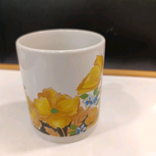 Mug with flower designs like new
