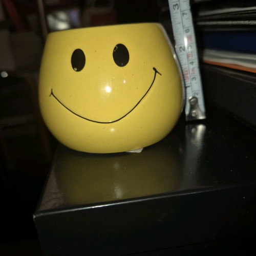 Ceramic Smiley pot yellow like new