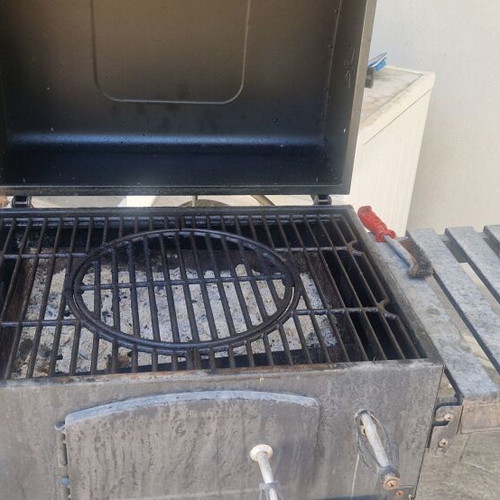 Grill with Lid and Cast Iron Grate like new