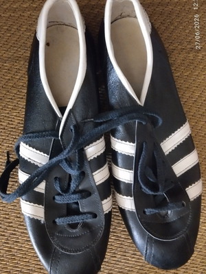 Adidas football shoes size 41, like new, 70s style