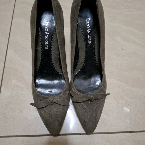 Pumps new olive color with anti-slip sole
