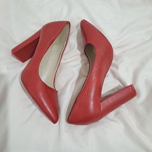 Red pumps size 36 with embossed croco texture, Diamantique, like new