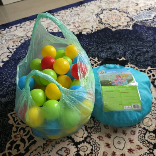 Ball pit like new with balls