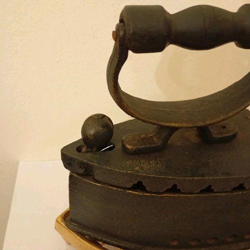 Σίδερο με κάρβουνα εποχής 1920 με βάση από αντιμόνιο