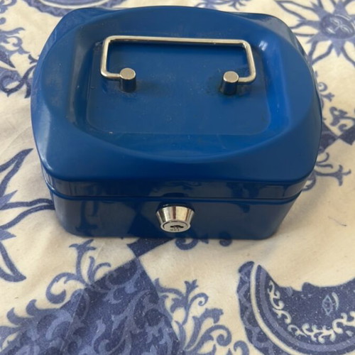 Safe piggy bank with key
