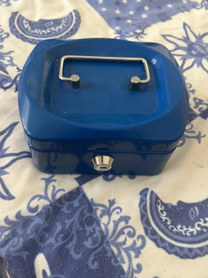 Safe piggy bank with key