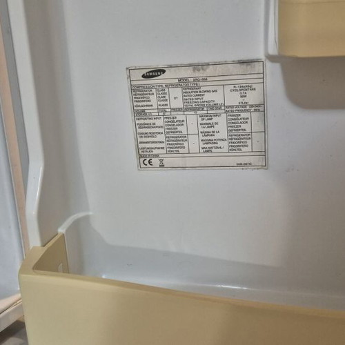 Samsung mini bar fridge like new, missing internal shelf