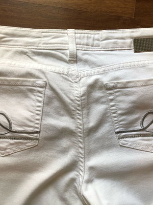 Seven7 White Jeans with Crystals on Pockets Size 33 Like New