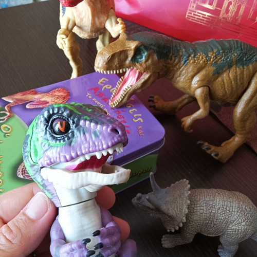 Educational Dinosaur Trivia Set with Metal Box and 5 Figures like new