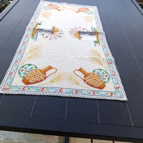 Table runner on Arachovitiko fabric cross-stitch like new