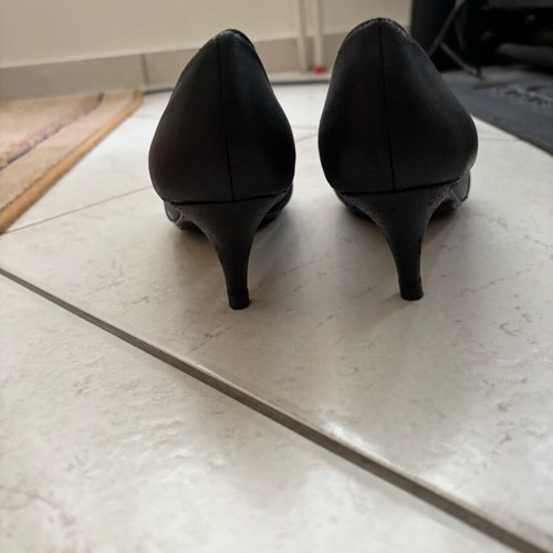 Black pumps new with regular heel, comfortable size 36