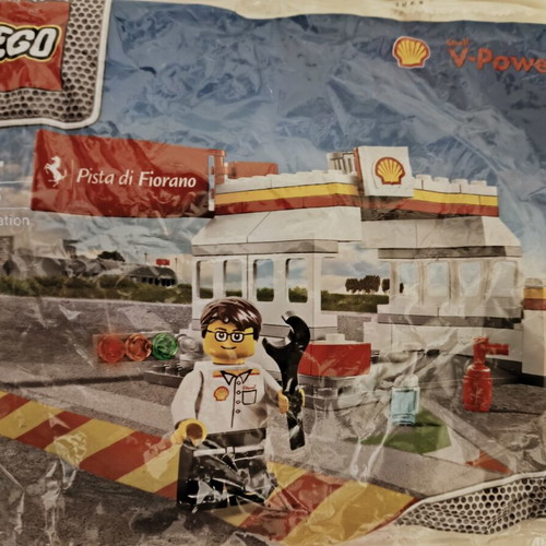 LEGO Ferrari / Shell V-Power collectible polybags 40194 & 40195