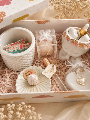 Gift box με δύο όμορφα βάζα, σαπουνάκια και αρωματικό κερί