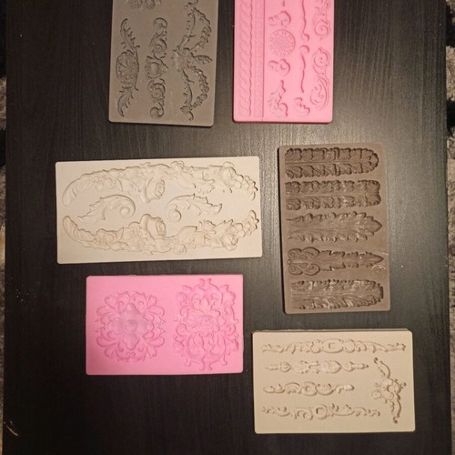 Silicone molds like new, 75 pieces for clay and porcelain