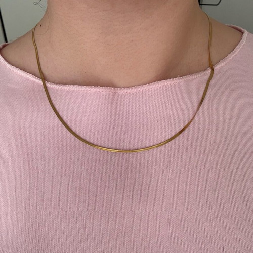 Necklace like new, gold color, does not tarnish