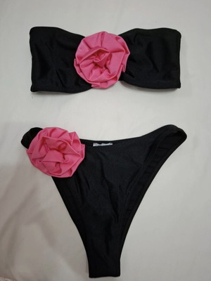 Combos bikini with pink rose details, black