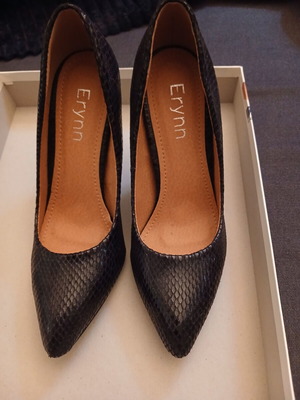 Pumps new, size 39, black snake texture