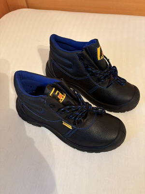 Men's Work Boots like new, size 41, black