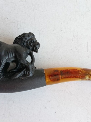 Vintage collector's pipe with carved lion figure, late 19th century