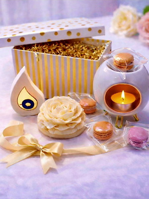 Luxury gift set with oil burner, wax melts, soy candle and charm new