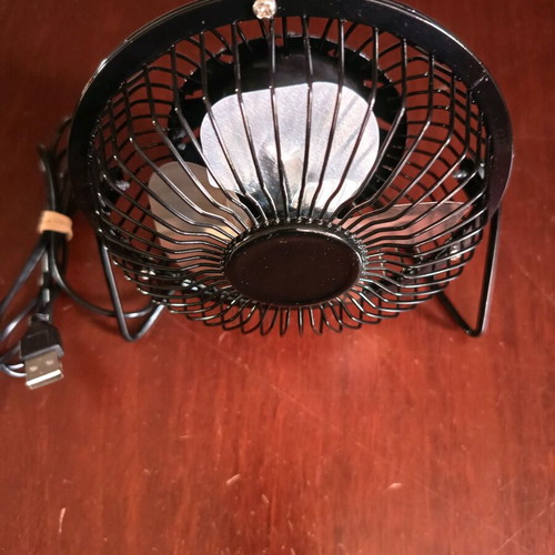 Desk fan like new with base, On/Off switch and USB cable
