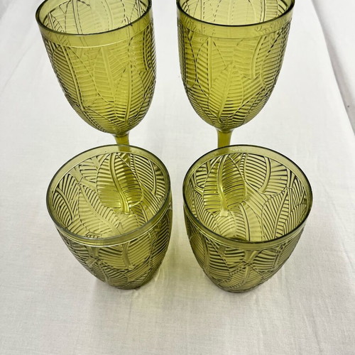 Reusable plastic wine and water glasses like new with designs