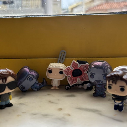 Stranger Things figures like new, complete set