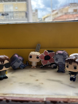 Stranger Things figures like new, complete set
