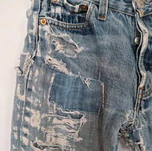 Vintage πολύ σκισμένα Levis 501, 28 ίντσες μέση, 9.5 ίντσες ύψος, 7.5 ίντσες πλάτος στο κάτω μέρος του ποδιού.