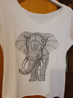 T shirt cotton size M like new, white with gray rhinestones
